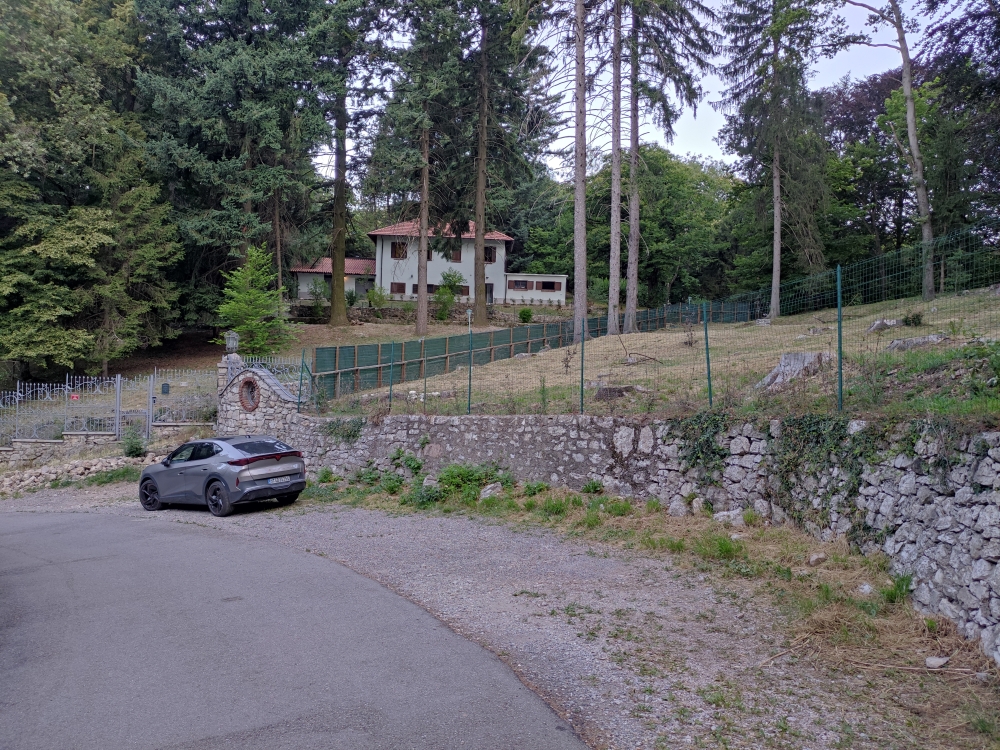 Wanderung Monte Pravello: Wanderung Monte Pravello: Parkplatz am Brunnen