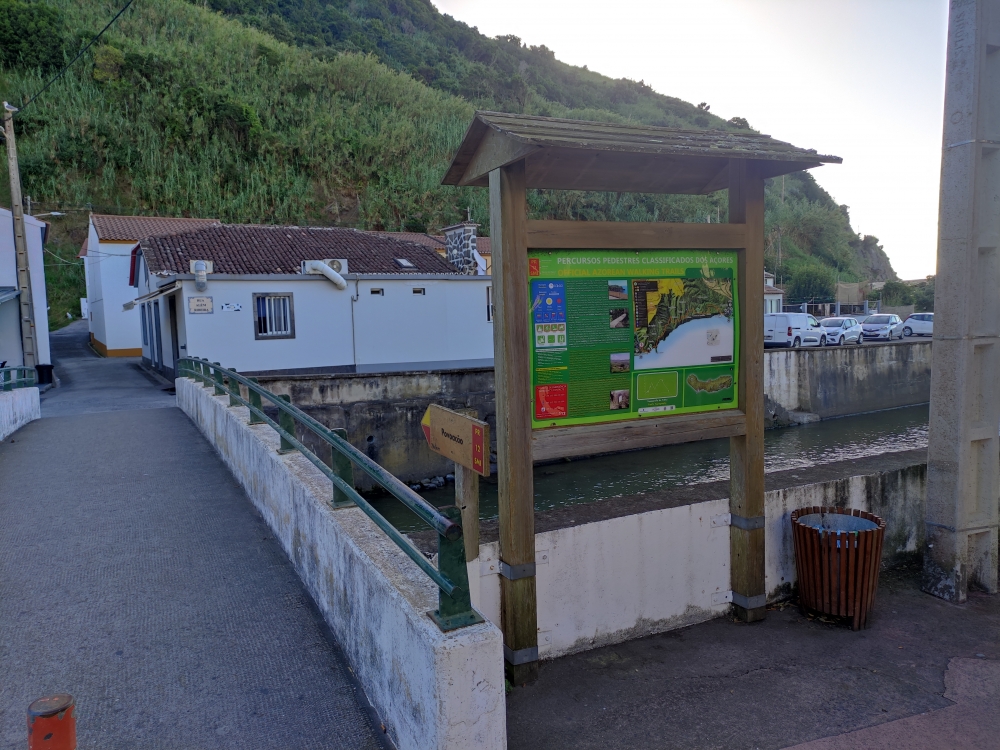 Wanderung Redondo Da Ribeira Quente: Wanderung Redondo Da Ribeira Quente: Wandertafel (Parkplatz dahinter auf der anderen Seite des Flusses)