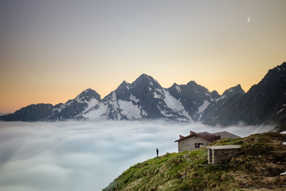 Rifugio Baroni al Brunone -> Bivacco Aldo Frattini: Brunone Hutte in front of the Diavolo and Diavolino peaks