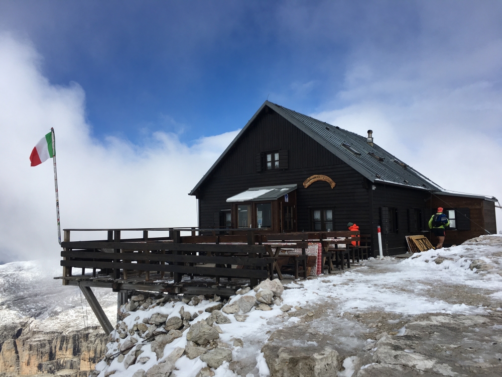 Wanderung Piz Boe: Wanderung Piz Boe: Rast direkt am Gipfel (Rifugio Capanna Piz Fassa)