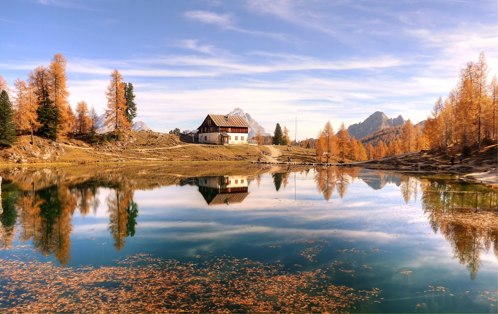 Rifugio Croda da Lago: Rifugio Croda da Lago am Federa See
