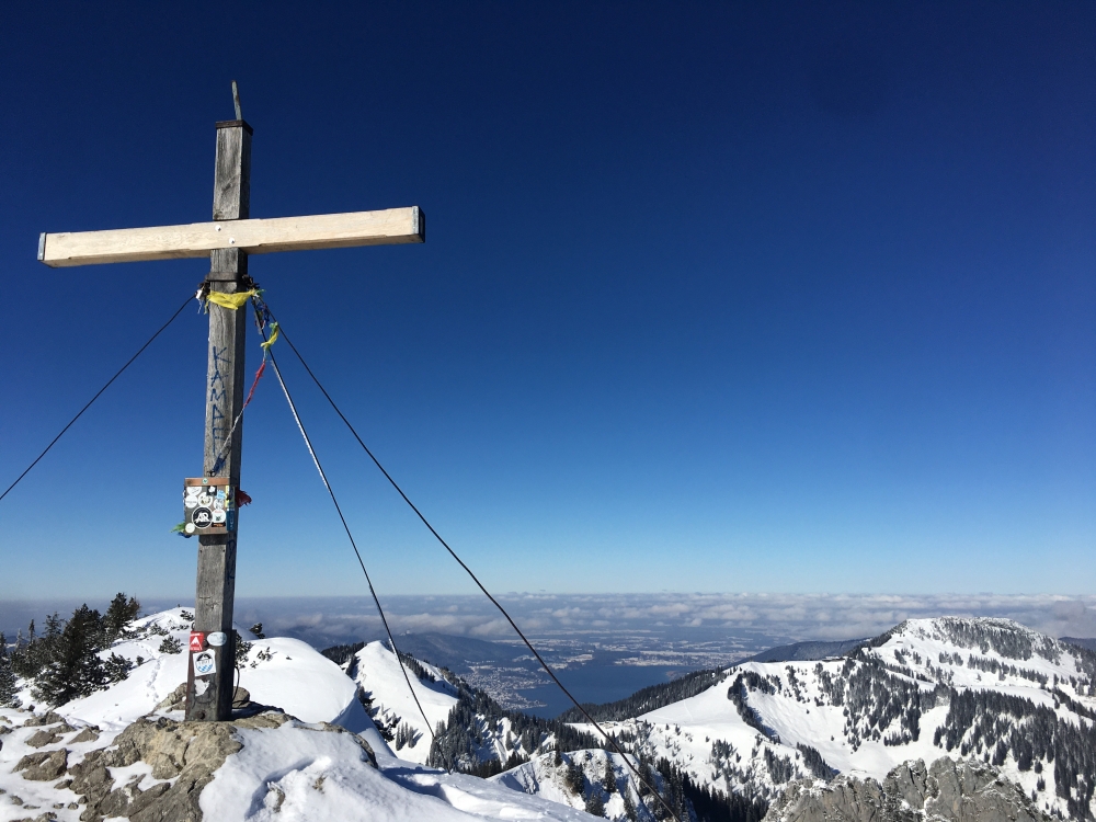 Wanderung Risserkogel von Sutten: Wanderung Risserkogel von Sutten: Gipfelkreuz Risserkogel mit Setzberg (links), Wallberg (rechts) und dem Tegernsee