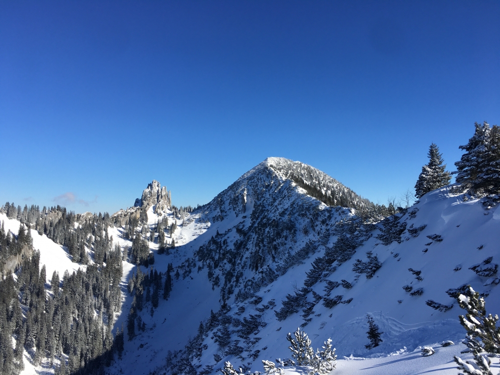 Wanderung Risserkogel: Risserkogel (rechts) neben dem Blankenstein