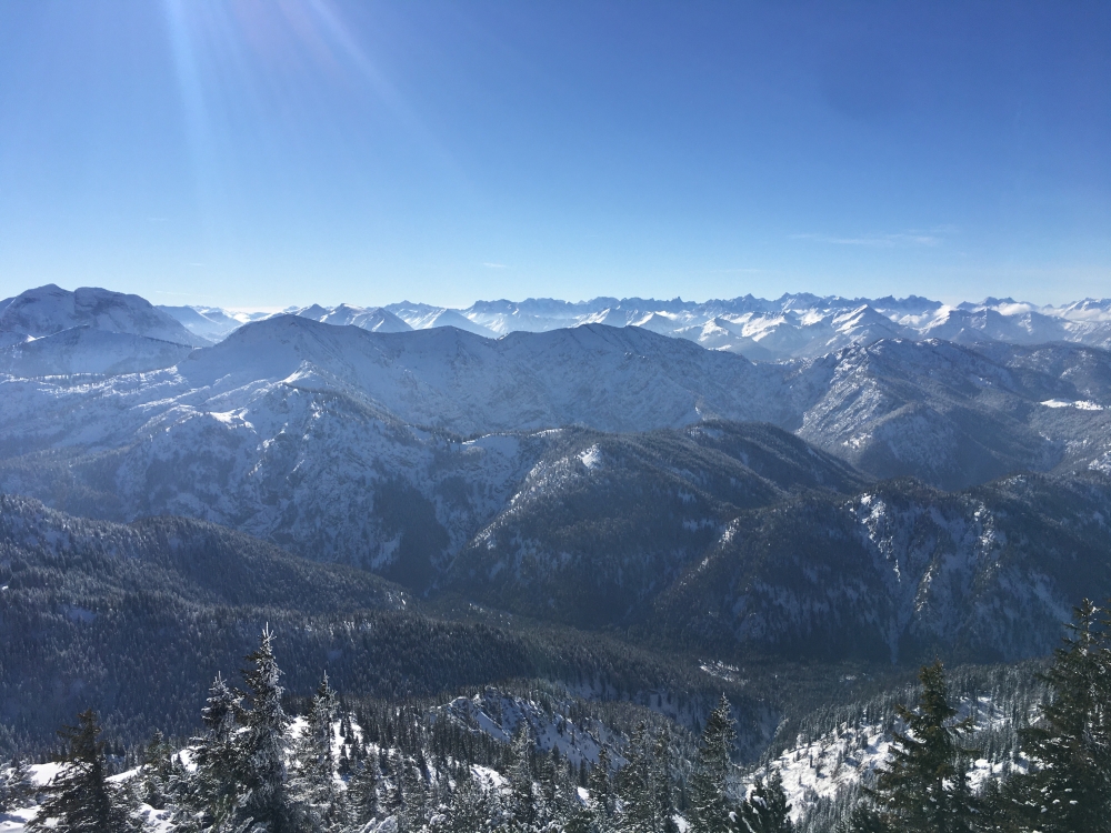 Wanderung Risserkogel von Sutten: Wanderung Risserkogel von Sutten: Ganz links der Guffert - dann die Blauberge mit der Halserspitz als höchsten Punkt und der Schildenstein (Risserkogel)