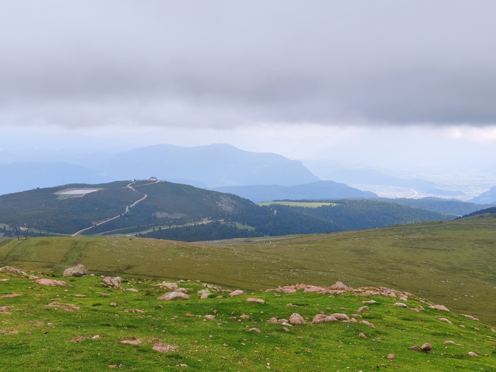 Bike & Hike Rittner Horn: Blick zur Schwarzseespitze mit dem Gasthaus Schwarzseespitze