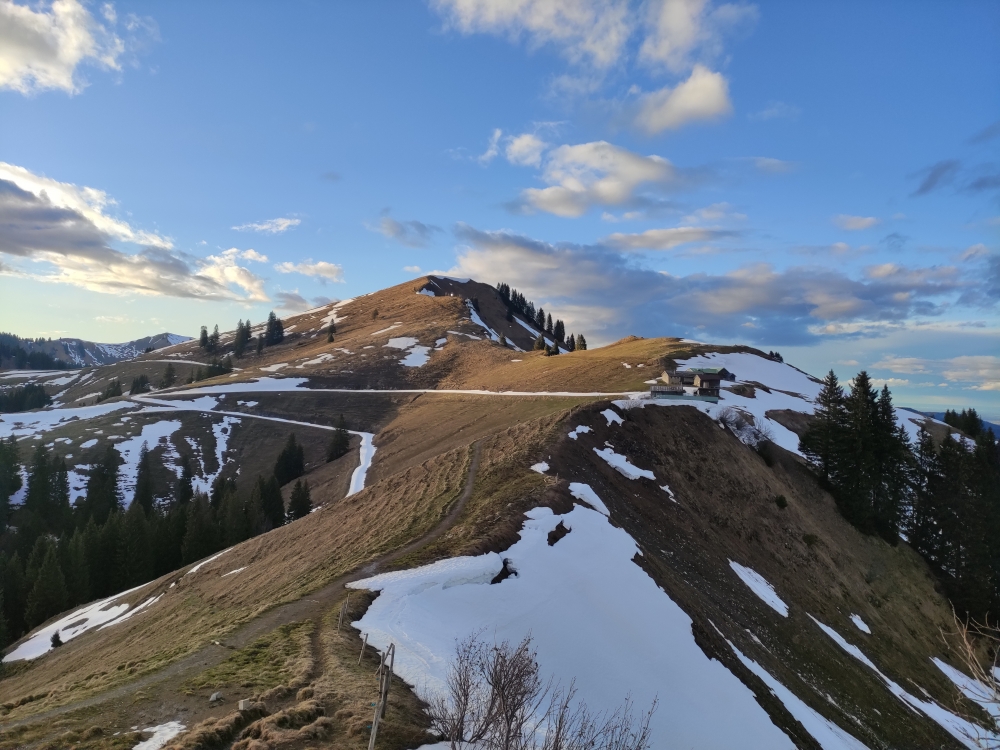 Bike & Hike Roßstein: Bike & Hike Roßstein: Roßsteinalm mit der Hochplatte im Hintergrund 