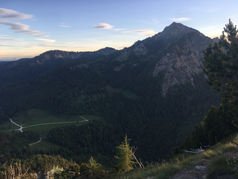 Wanderung Rötlwandkopf mit Bründlingköpfl: Wanderung Rötlwandkopf mit Bründlingköpfl: Blick über die Hinteralm, Silleck und Bischofsstuhl auf den Hochgern (Rötlwandkopf)