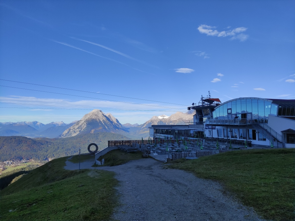 Klettersteig Freiungen Höhenweg: Klettersteig Freiungen Höhenweg: Die Rosshütte bei Tagesanbruch
