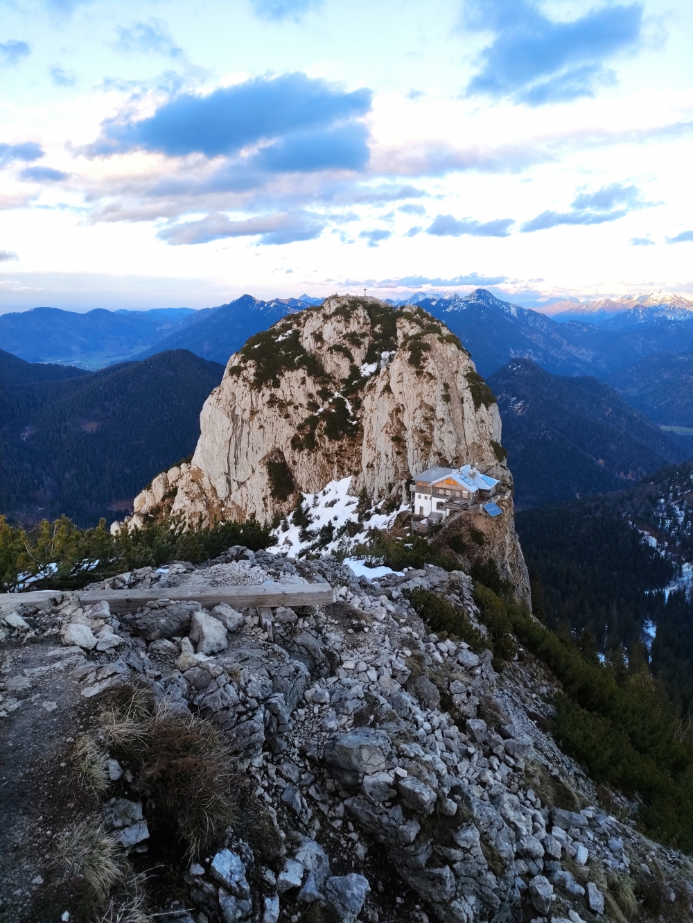 Bike & Hike Roßstein: Bike & Hike Roßstein: Blick über die Tegernseer Hütte zum Buchstein (Roßstein)