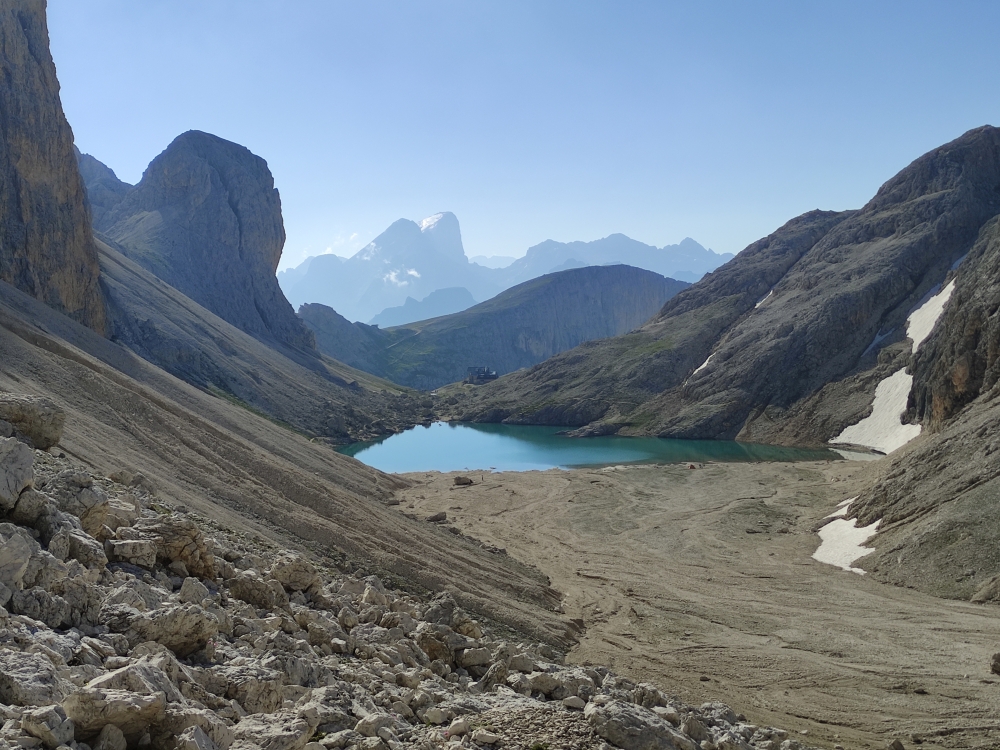 Laurenzi Klettersteig und Maximiliansteig: Im Valle di Antermoia rund 400m westlich des Lago di Antermoia mit dem Rifugio Antermoia beginnt der Aufstieg in ein Schuttkar