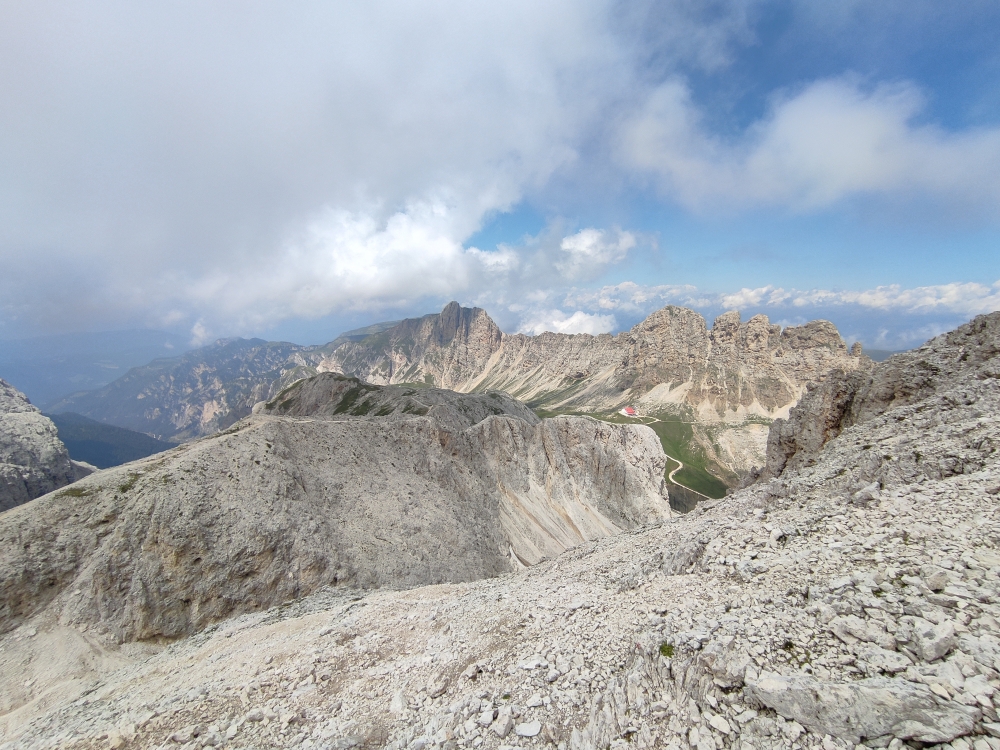 Laurenzi Klettersteig und Maximiliansteig: Blick vom Laurenzisteig-Einstieg zur Tierser Alpl Hütte und dem Kamm mit dem Maximiliansteig 