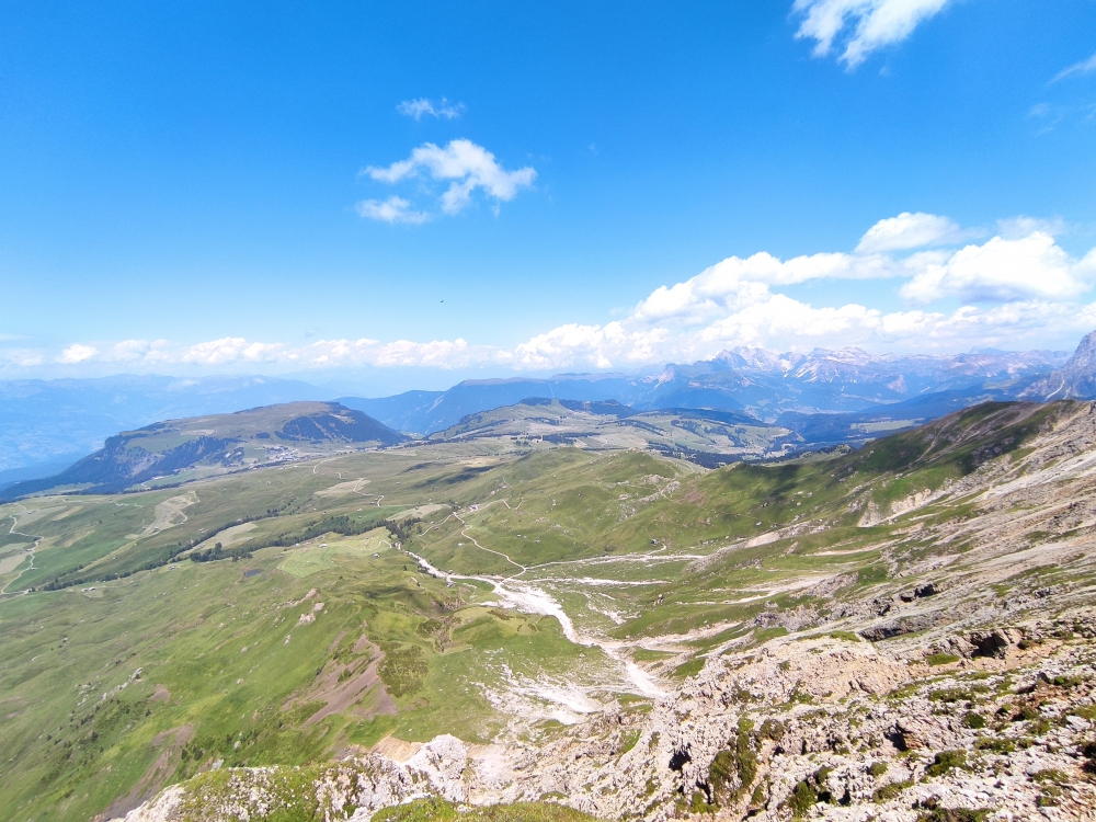 Laurenzi Klettersteig und Maximiliansteig: Blick auf die Seiseralm