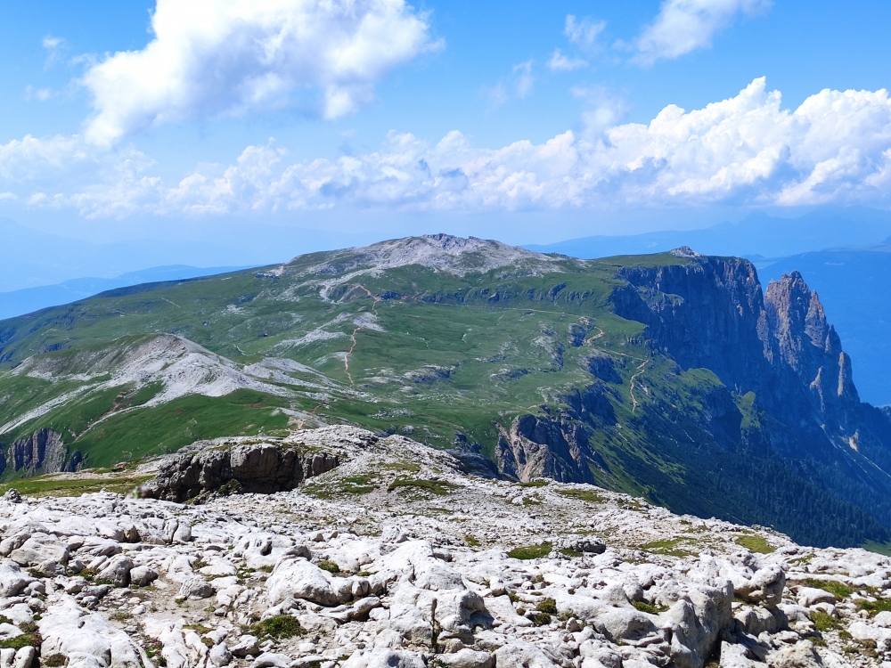 Laurenzi Klettersteig und Maximiliansteig: Gipfelabstieg mit Schlern-Blick zum Schlernhaus und dem höchsten Punkt Monte Pez