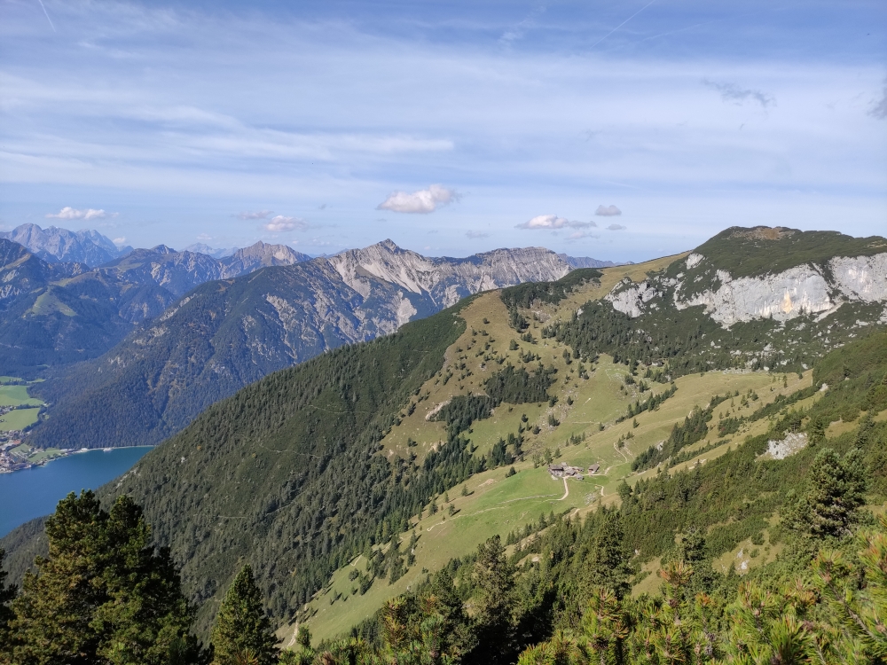 Wanderung Rotspitz: Blick auf die Dalfazalm unter dem Klobenjoch