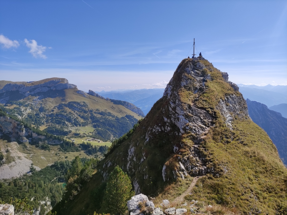 Wanderung Rotspitz: Wanderung Rotspitz: Leichte Kraxelei zum Gipfelkreuz (Rotspitz)