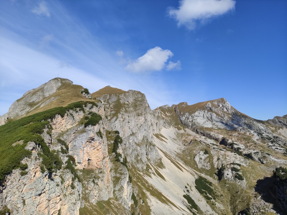 Wanderung Rotspitz: Wanderung Rotspitz: Blick zum Dalfazer Roßkopf über das Dalfazer Joch zum Hochiss (von links nach rechts)  (Rotspitz)