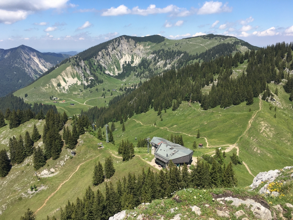Wanderung Rotwand und Taubensteinhaus: Wanderung Rotwand und Taubensteinhaus: Blick vom Taubenstein-Gipfel auf die Bergstation mit Jägerkamp im Hintergrund (Bergstation Taubensteinbahn)