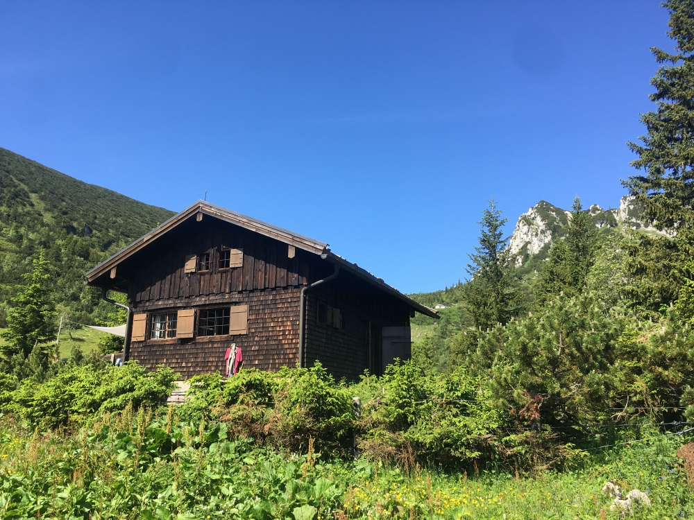 Wanderung Rund um den Hochmiesing: Wanderung Rund um den Hochmiesing: Ruchenkopfhütte von Osten (Ruchenkopf-Hütte)