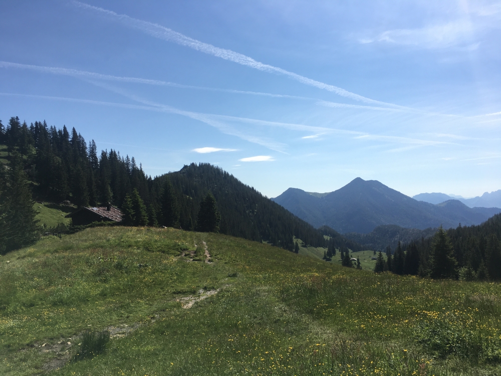Wanderung Rund um den Hochmiesing: Wanderung Rund um den Hochmiesing: Ruchekopfhütte von Westen mit dem Großen Traithen  (Ruchenkopf-Hütte)