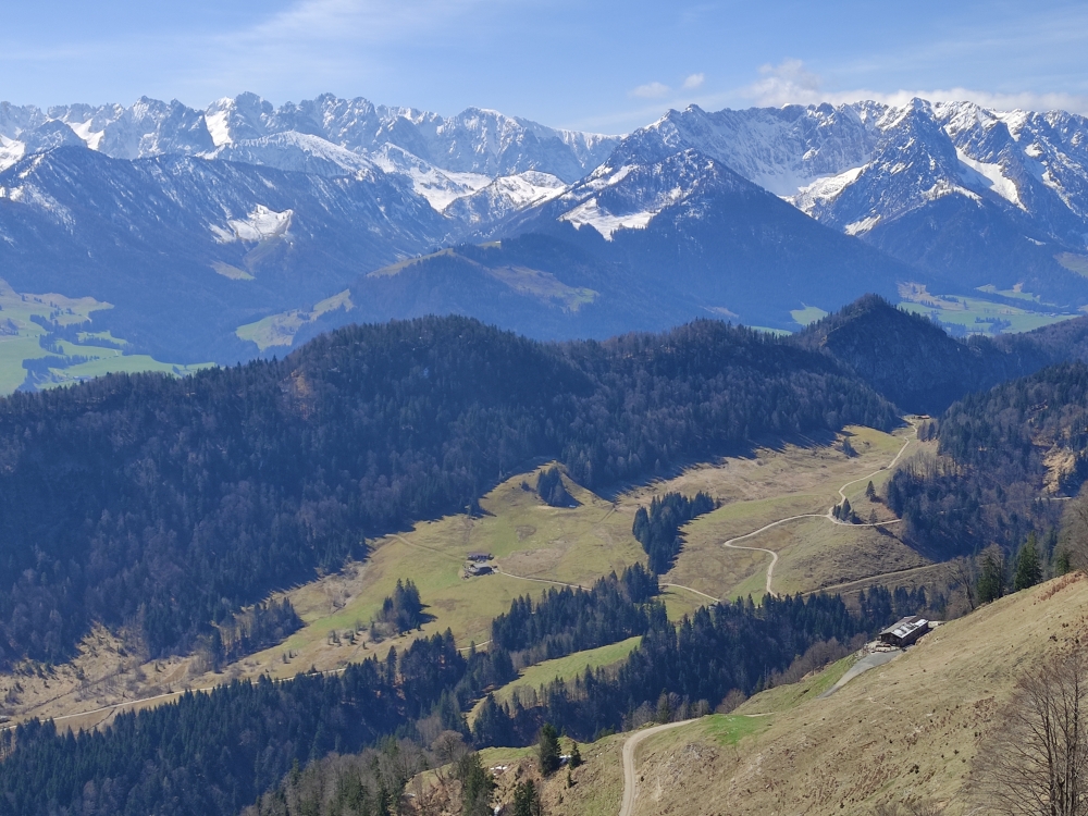 Wanderung Rudersburg: Blick über Naringalm (rechts) und Edernalm auf das Kaisergebirge 