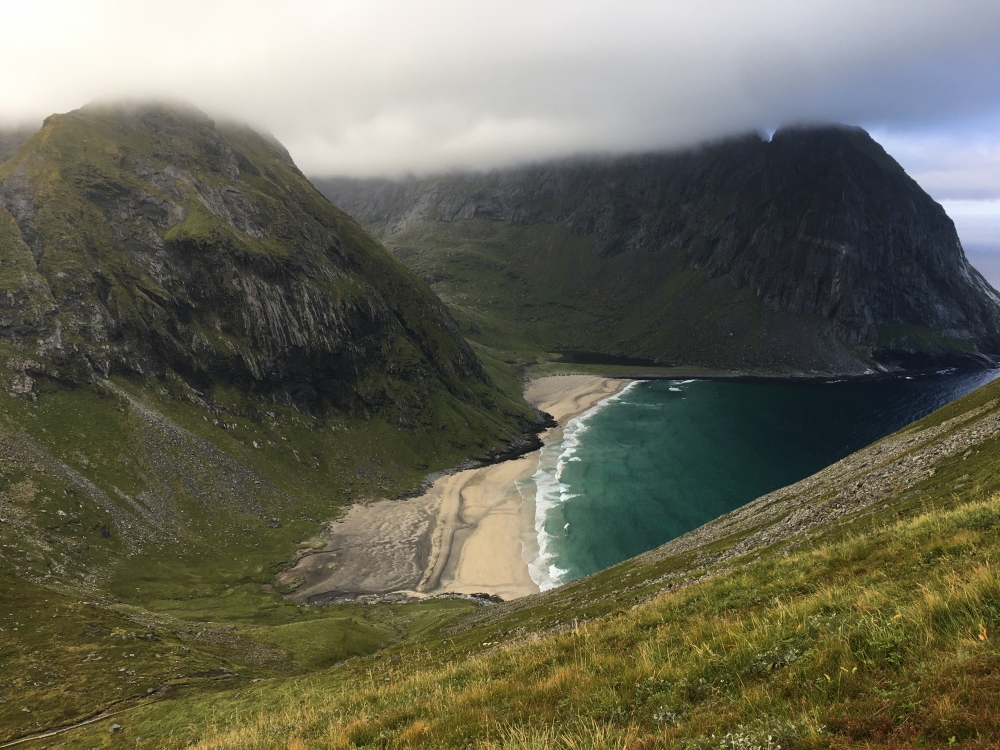 Wanderung Ryten: Blick vom Weg auf den Strand  Kvalvika