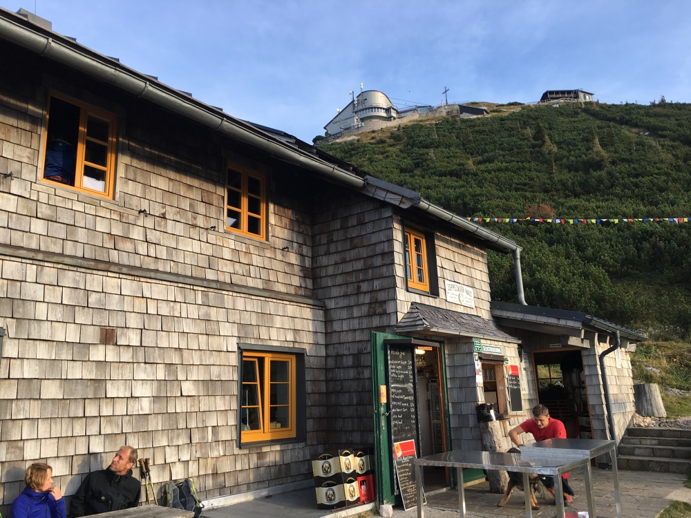 Wanderung Salzburger Hochthron: Wanderung Salzburger Hochthron: Das Zeppezauerhaus mit der Bergstation der Untersbergbahn im Hintergrund