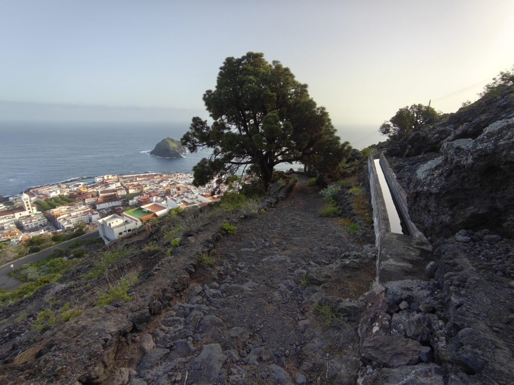 Wanderung Camino de El Lance: Über eine Wasserleitung