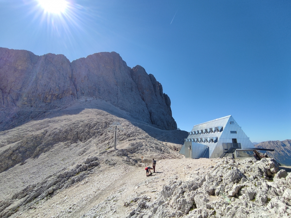 Klettersteig Kesselkogel: Klettersteig Kesselkogel: Santnerpasshütte unter der Rosengartenspitze