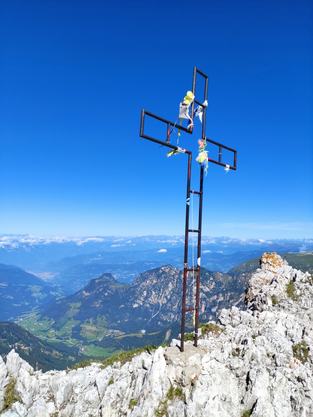 Klettersteig Kesselkogel: Klettersteig Kesselkogel: Kreuz neben der Hütte (Santnerpasshütte)