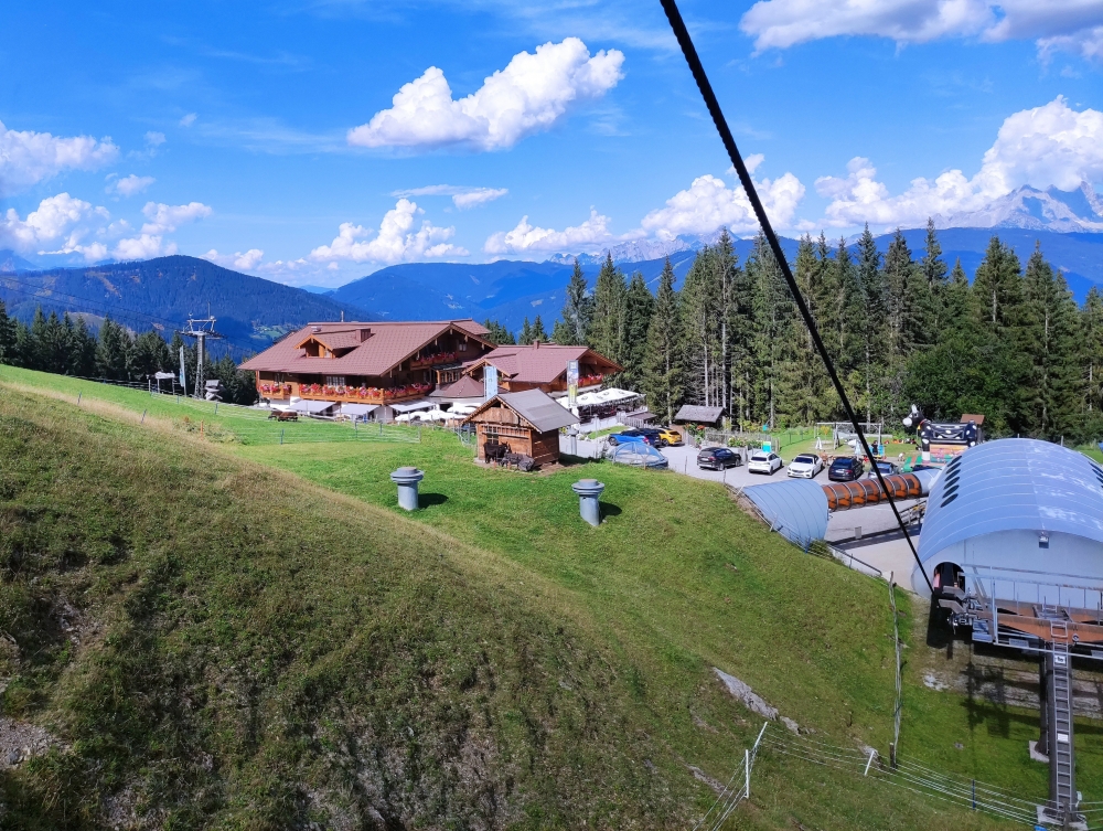 Wanderung Saukarfunktel: Wanderung Saukarfunktel: Blick auf die Talstation und den Waldgasthof