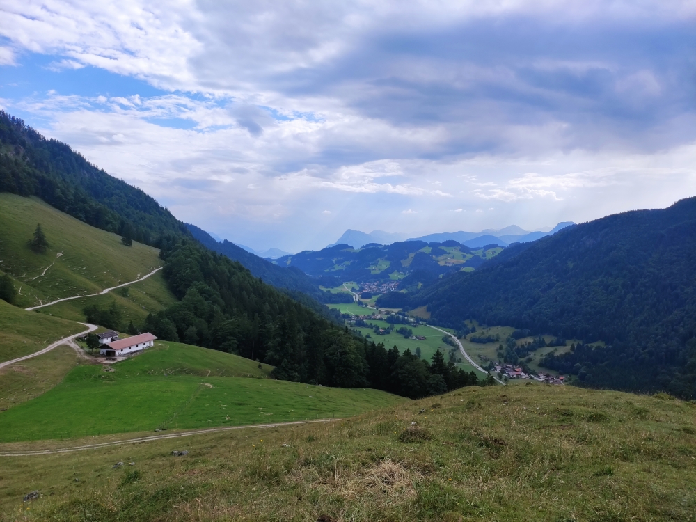 Wanderung Mühlhörndl: Wanderung Mühlhörndl: Blick über die Schachenalm auf Sachrang (Schachenberg)