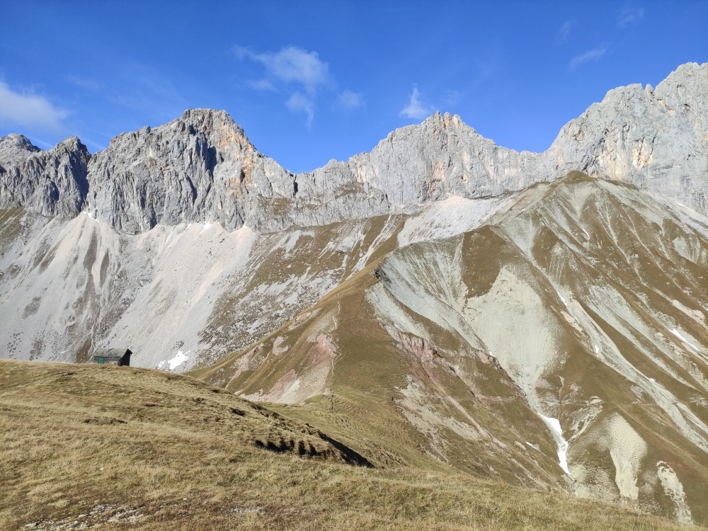 Wanderung Gehrenspitze-Überschreitung: Wanderung Gehrenspitze-Überschreitung: Blick an der Erinnerungshütte vorbei in das Scharnitzjoch unter der Scharnitzspitze