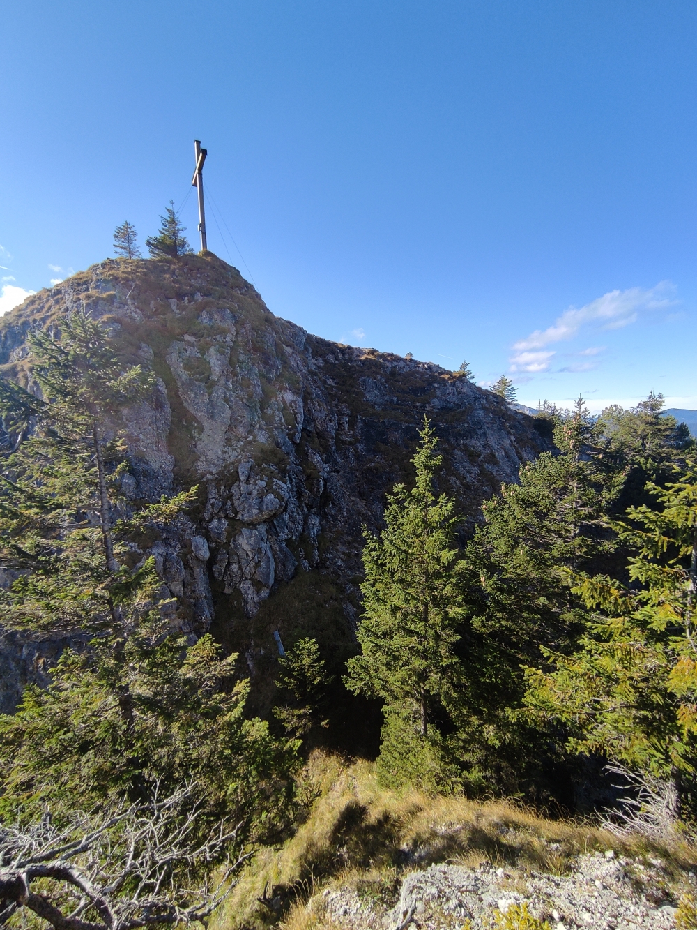 Wanderung Latschenköpferl zum Schoberwaldkreuz: Rechts der Bildmitte muss man im II. Grad Klettern