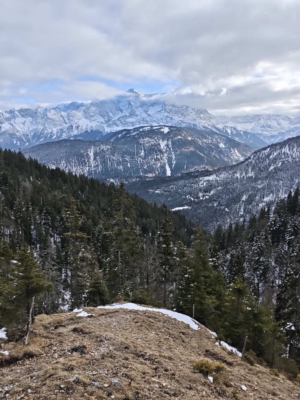Wanderung Schellkopf: Abstieg mit Zugspitzblick 