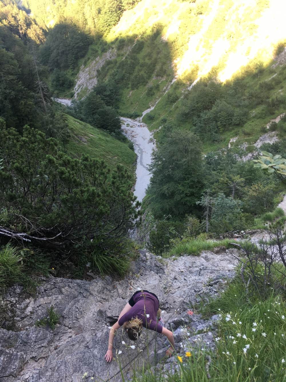 Wanderung Schildenstein: Steile Kraxelei am Drahtseil durch die Große Wolfsschlucht