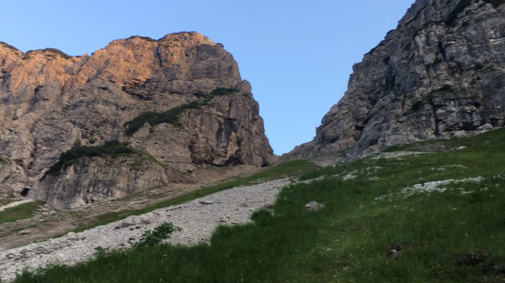 Wanderung Österreichischer Schinder: Wanderung Österreichischer Schinder: Blick durch das Schinderkar auf das Schindertor