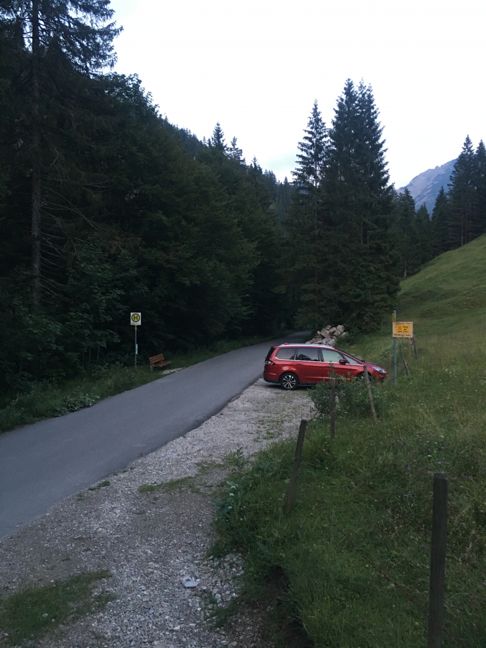 Wanderung Österreichischer Schinder: Wanderung Österreichischer Schinder: Parkplatz und Bushaltestelle