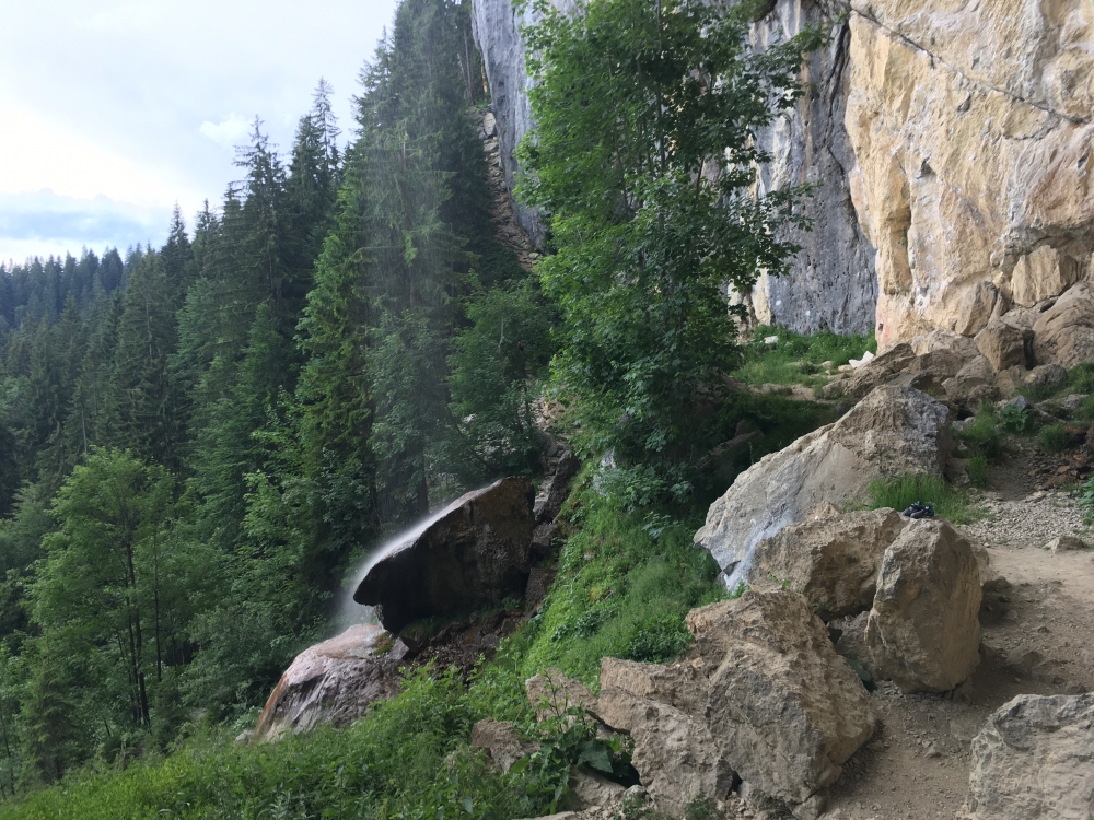 Klettersteig Ackerlspitze von St.Johann: Klettersteig Ackerlspitze von St.Johann: Hinter dem Wasserfall führt der Wanderweg entlang (Schleierwasserfall)