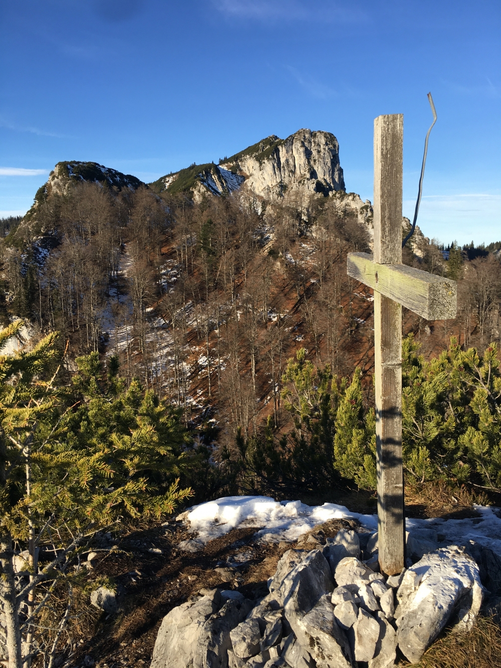Wanderung Schlösselschneid Rundtour: Wanderung Schlösselschneid Rundtour: Gipfelkreuz mit Blick auf die Hörndlwand (Schlösselschneid)