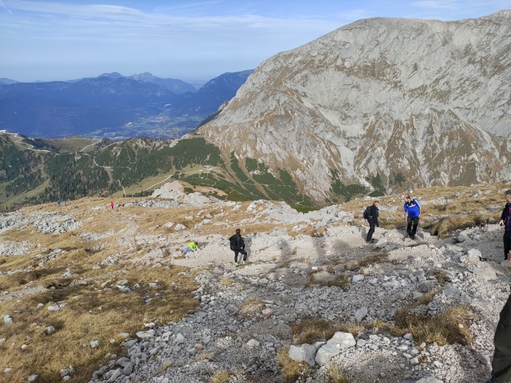Wanderung Schneibstein: Aufstieg mit Carl-von-Stahl-Haus (Bildmitte unter Hohes Brett und rechts von der Jennerbahn-Bergstation )