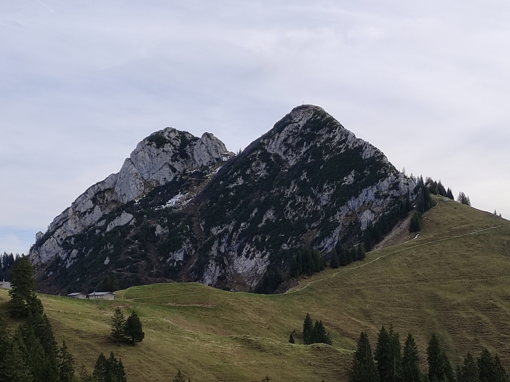 Wanderung Schönberg: Blick auf Roßstein und Buchstein mit der Tegernseer Hütte dazwischen 