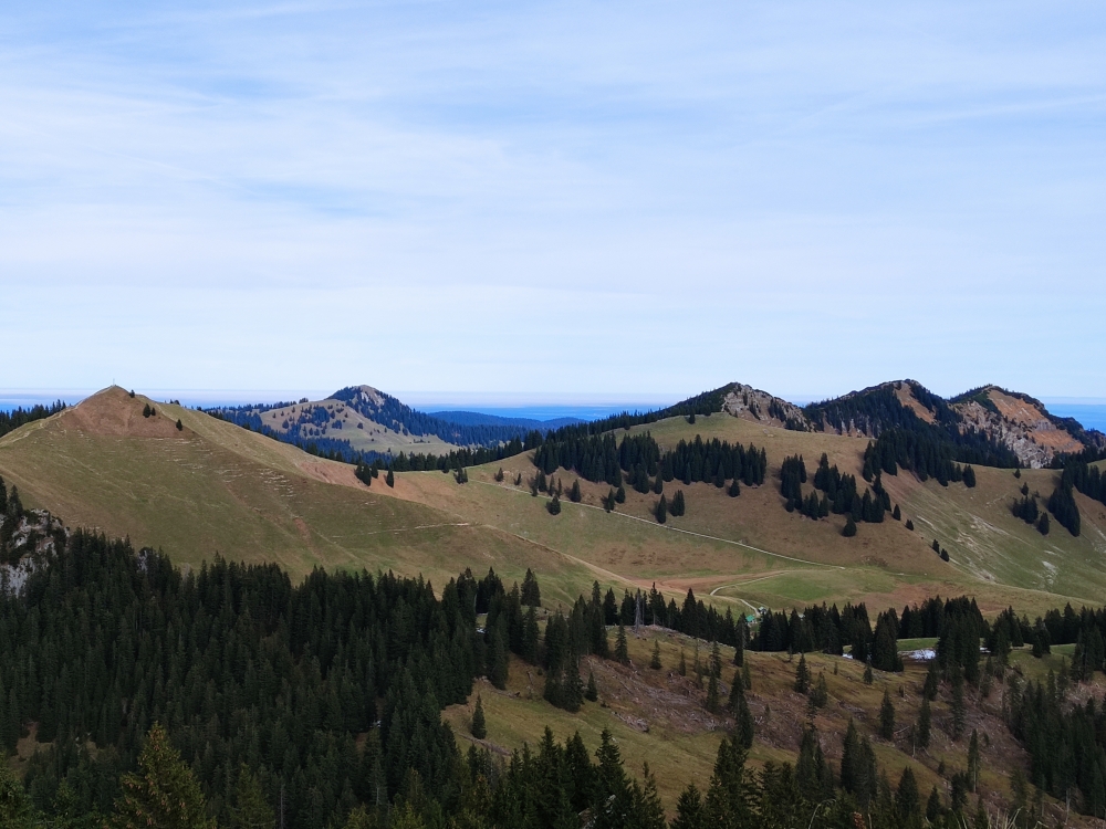 Wanderung Schönberg: Wanderung Schönberg: Blick auf Seekarkreuz, Spitzkamp und Auerkamp mit Fockenstein im Hintergrund (Schönberg)