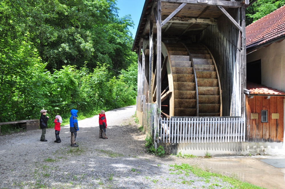 Wanderung Gießenbachklamm: Oberbayerns größtes Wasserrad