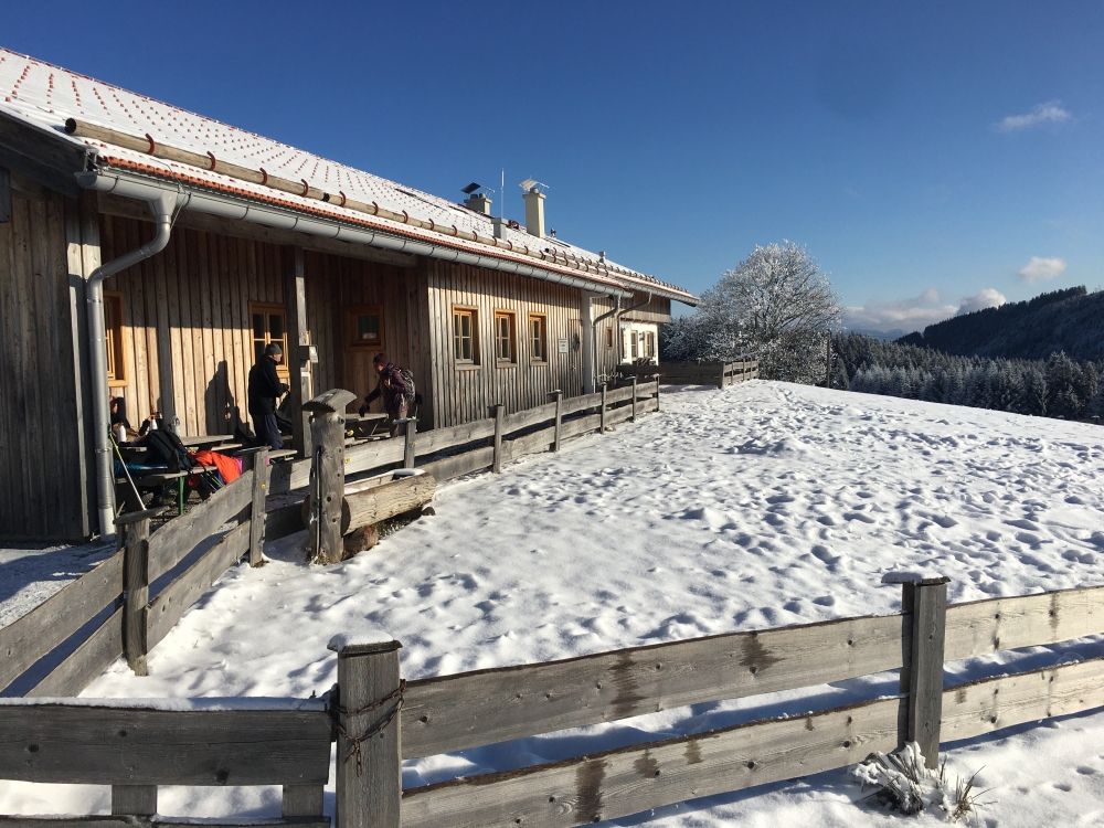Wanderung Schwarzenberg von Ellbach: Wanderung Schwarzenberg von Ellbach: Sonnenterrasse (Gekühlte Getränke gibts im Kühlschrank im Aufenthaltsraum für Wanderer.) (Schwarzenbergalm)
