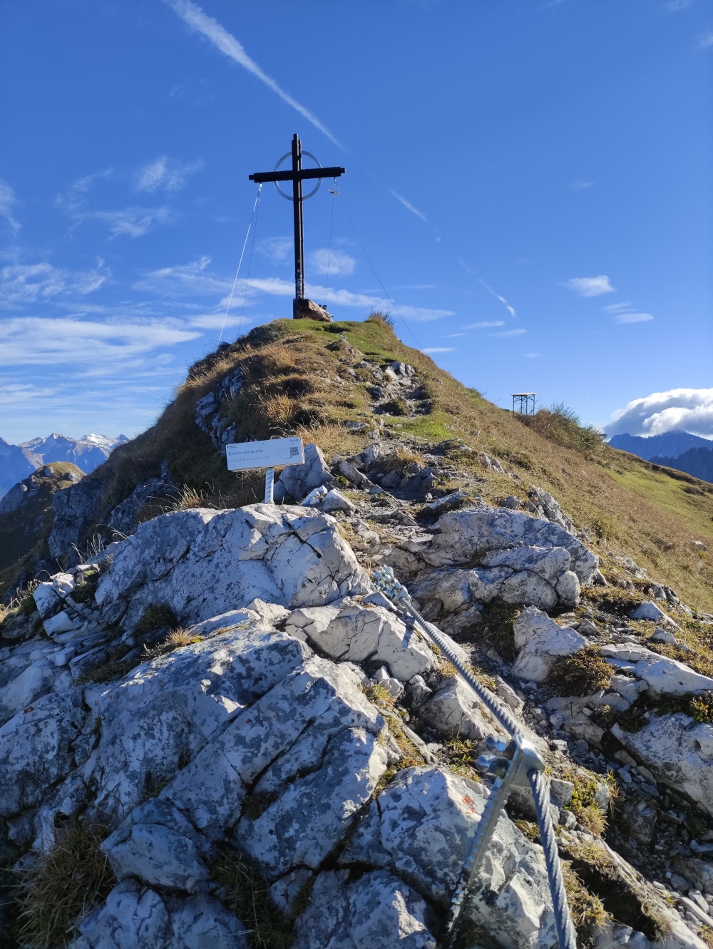 Klettersteig Freiungen Höhenweg: Klettersteig Freiungen Höhenweg: Ende Klettersteig und Gipfelkreuz (Seefelder Spitze)