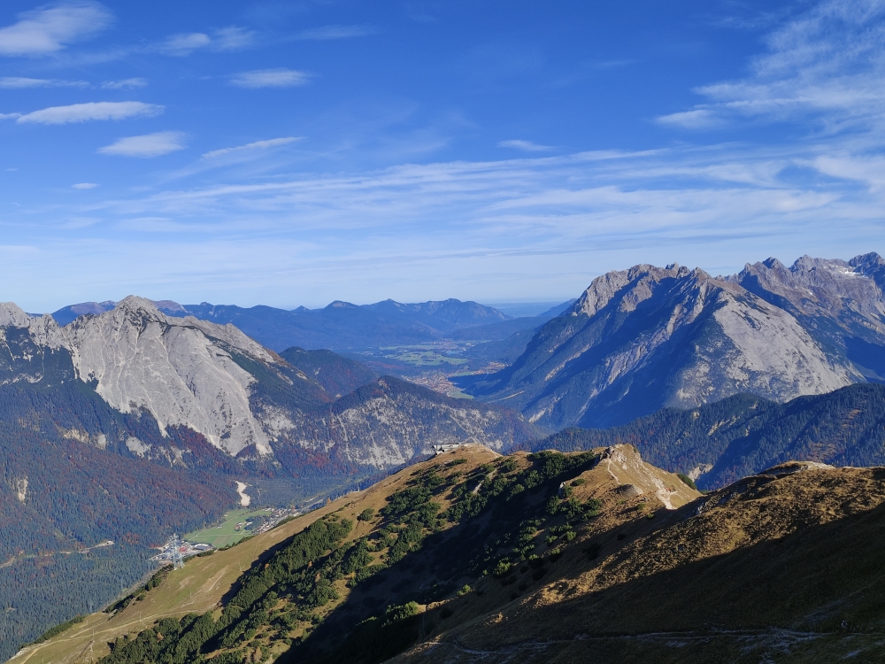 Klettersteig Freiungen Höhenweg: Klettersteig Freiungen Höhenweg: Blick über das Seefelder Joch und Mittenwald zum Herzogstand (Seefelder Spitze)