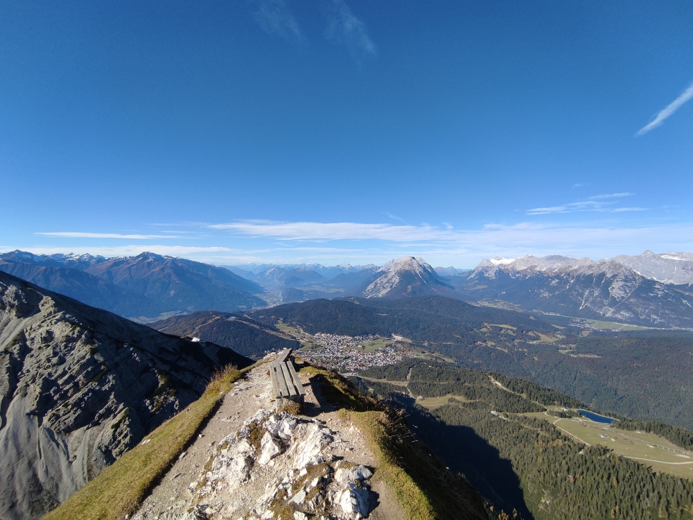 Klettersteig Freiungen Höhenweg: Klettersteig Freiungen Höhenweg: Blick über Seefeld auf Inntal, Hohe Munde und Zugspitze  (Seefelder Spitze)