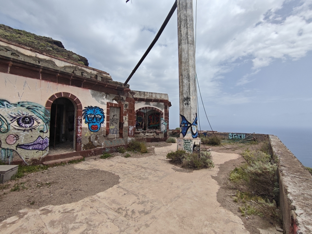 Wanderung Semáforo: Wanderung Semáforo: Ein verfallender Lost Place (Semáforo de Anaga)
