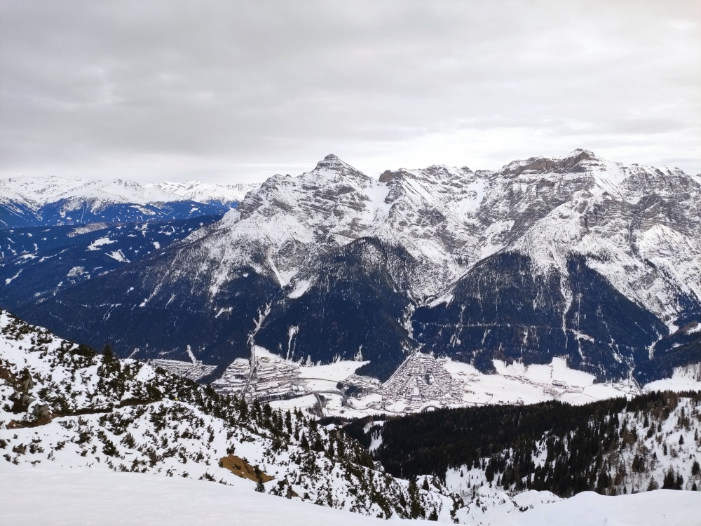 Sennjoch: Blick über Fulpmes zum Serles