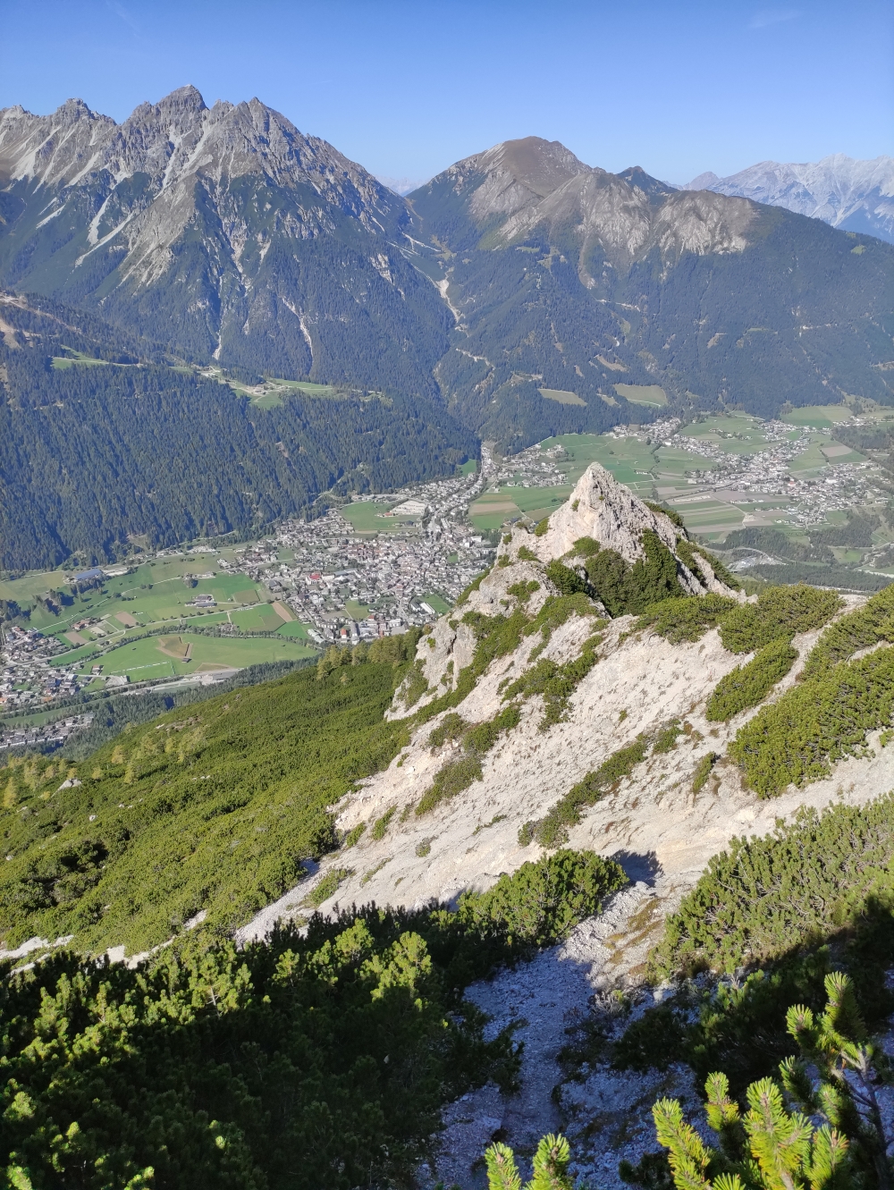 Wanderung Serles über Sonnenstein: Zwischen Latschen und Felsen hindurch